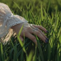 Manicuras casi joya: diseños de Nail Art metalizados, cromados y perlados que transformarán tus uñas entrando a la primavera