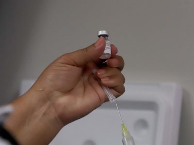 OMS prevé avalar 3 vacunas y revela que se desarrollan 65 nuevas dosis "mejoradas"