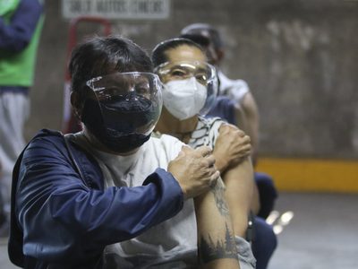 Con baja afluencia pero mayor movilidad arranca la vacunación a personas de 50 a 59 años en CDMX
