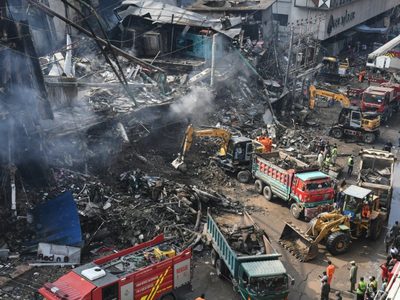 Incendio en centro comercial en Pakistán deja al menos 23 muertos (Video)
