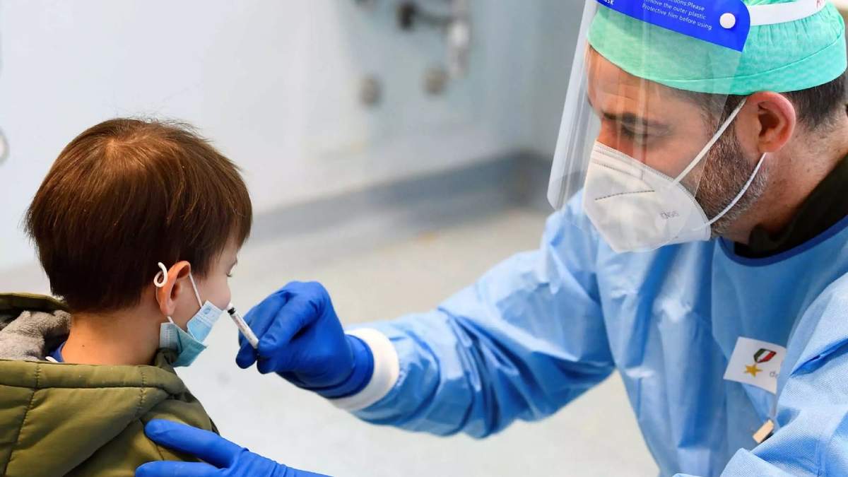 Test de coronavirus a un niño. Fuente: (Twitter)