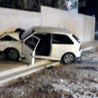 Chocó y abandonó: un conductor perdió el control de su auto y terminó incrustado en un paredón