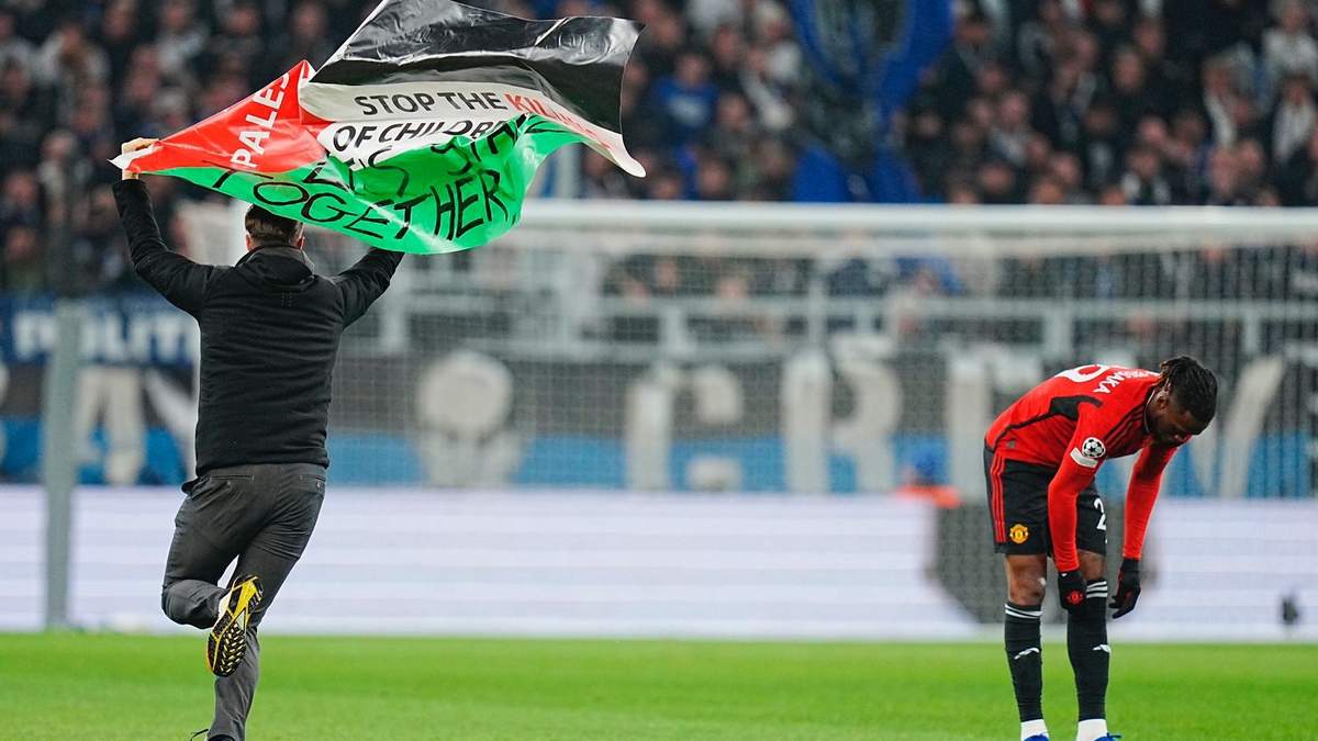 Manifestante contra la guerra en el Parken Stadion