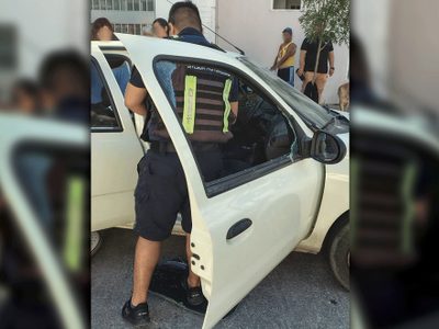 Por accidente, un bebé quedó encerrado en el auto y fue rescatado por policías