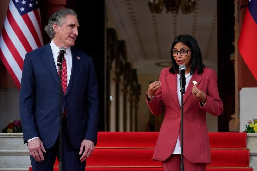 La presidenta interina de Venezuela, Delcy Rodríguez (derecha), pronuncia un discurso conjunto con el secretario del Interior de Estados Unidos, Doug Burgum, en el palacio presidencial de Miraflores, en Caracas, Venezuela, el miércoles 4 de marzo de 2026.