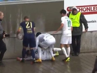 Futbolista del Hempy Leipzig se desmaya luego de chocar contra un muro durante un partido