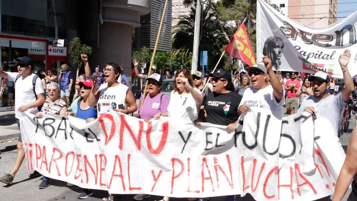 Marcha de la multisectorial. Fuente: (Emiliano Ortiz - Minuto Neuquén)