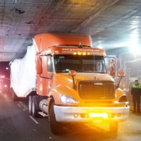 Caos vial por tráiler atorado en el Viaducto Miguel Alemán de la CDMX