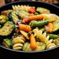 Resolvé la comida en pocos pasos: hacé esta pasta casera deliciosa y sin amasar, con 2 ingredientes