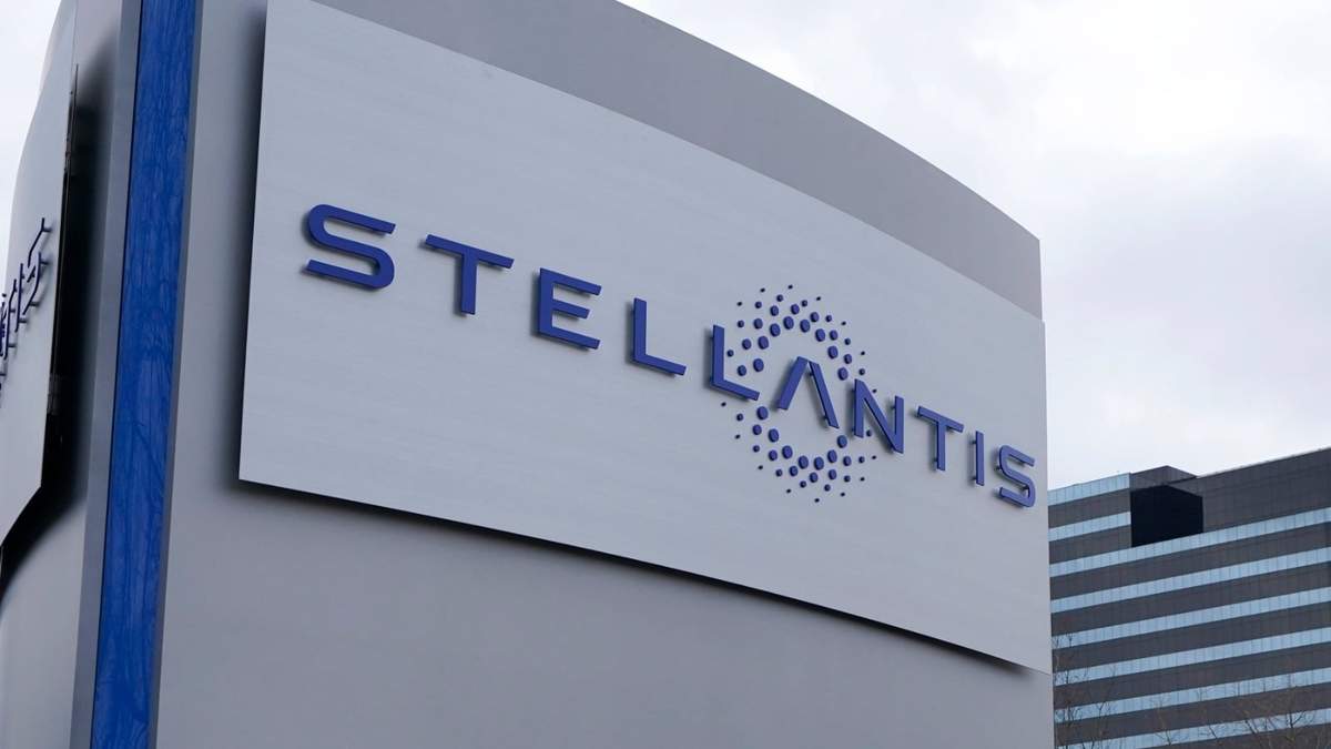El letrero de Stellantis afuera del Chrysler Technology Center en Auburn Hills, Michigan el 19 de enero del 2021