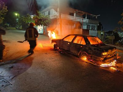 Pistoleros queman taxi, cuyo chofer participó en protesta por la masacre de una familia en Acapulco