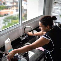 Oficializan aumento para empleadas domésticas: cuánto cobran por hora y por mes