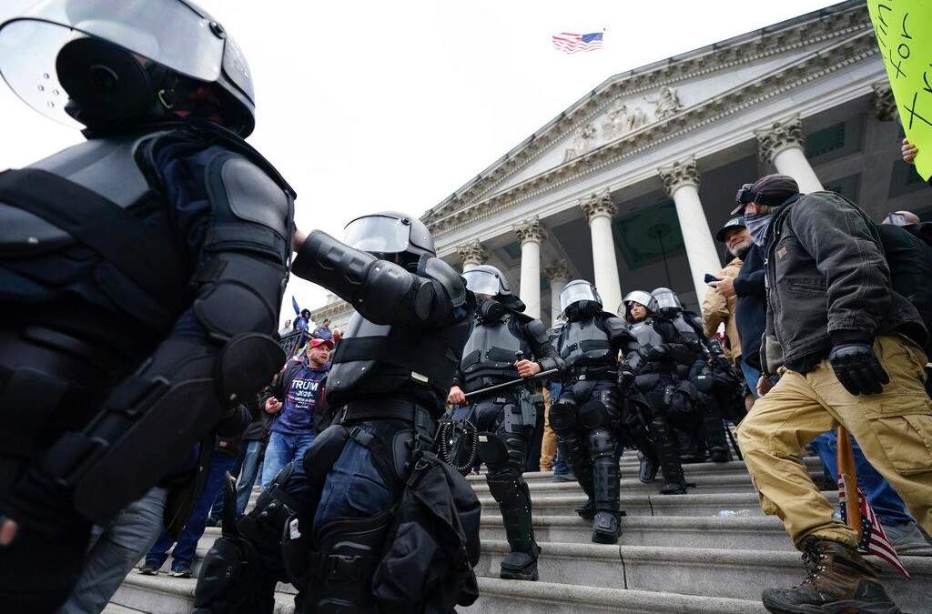 Policías desplegados ante las protestas por la sesión del Colegio Electoral