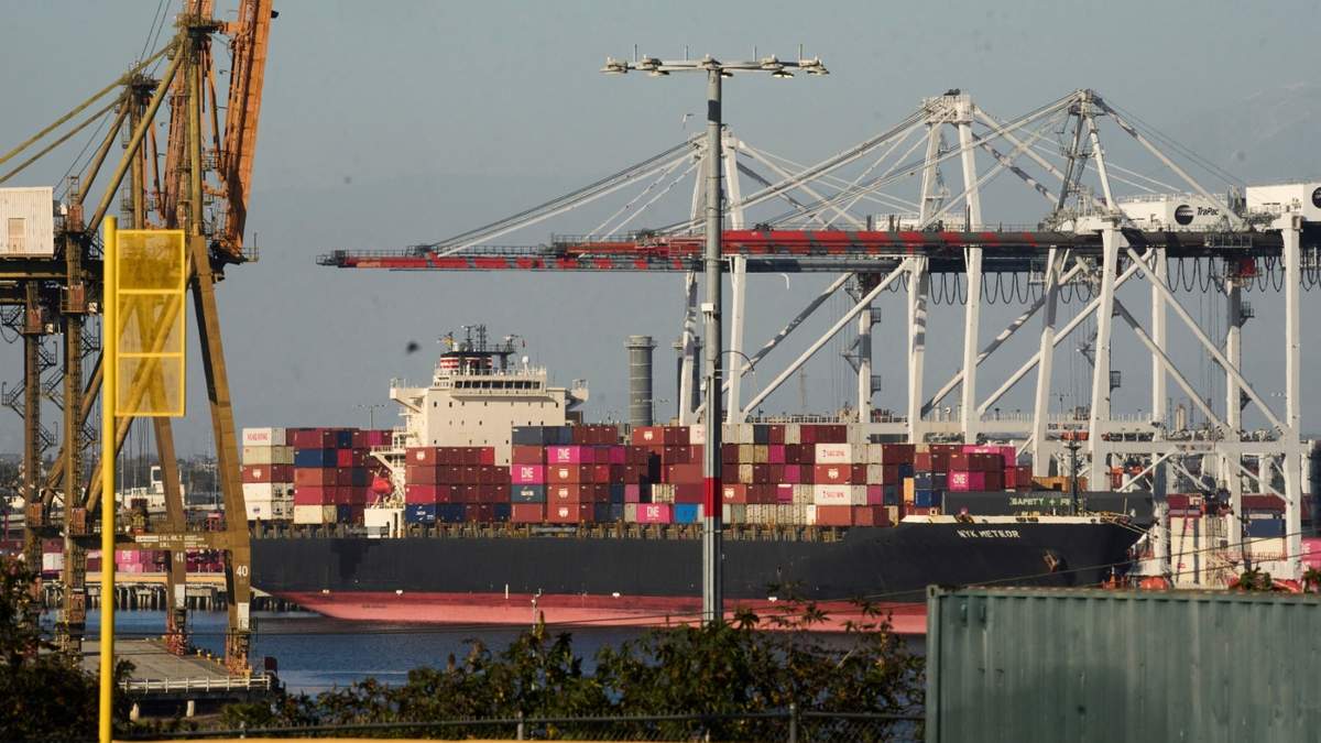 El barco pontacontenedores NYK Meteor se ve anclado en el Puerto de Los Ángeles el miércoles 9 de abril de 2025 en Los Ángeles