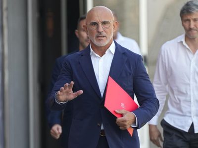 Técnico de selección española pide perdón por aplaudir diatriba de Rubiales contra falsas feministas