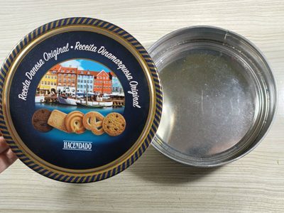 Tirar las latas grandes de galletas nunca es una opción: creá esta maravillosa propuesta "low cost" para tu living