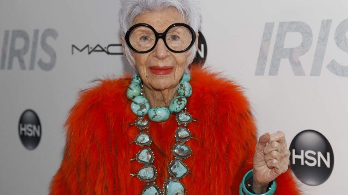 Iris Apfel durante el estreno de "Iris" en el Teatro de París, el miércoles 22 de abril de 2015, en Nueva York