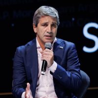 Luis Caputo sobre la inflación: "No puedo forzarlos a tener pesos si no quieren"
