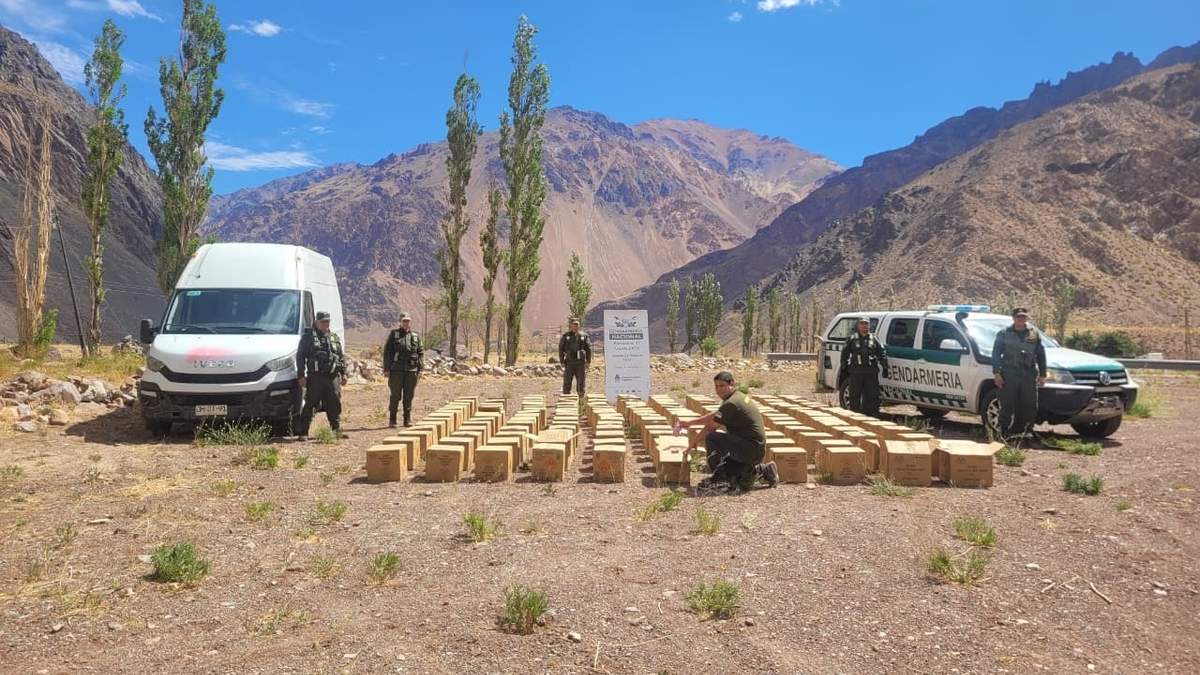 Encontraron una camioneta con 152 cajas de pirotecnia en Penitentes