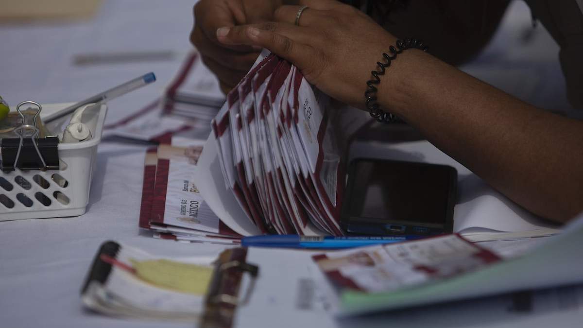 Entrega de tarjetas de la pension para adultos mayores