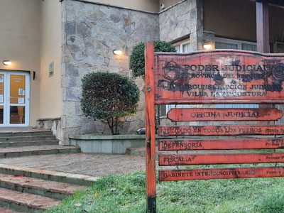 Arrojó a su novia del auto, quedó en libertad y se ausentó de la audiencia de formulación de cargos