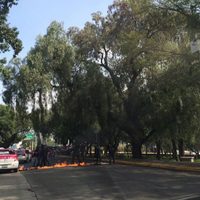 Encapuchados encienden barricada en Ciudad Universitaria