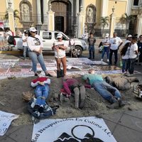 Madres de personas desaparecidas representan escena de búsqueda y excavación de fosas