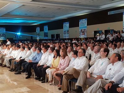 Primer Informe de Carlos Joaquín sirve de pasarela a líderes panistas, perredistas y gobernadores