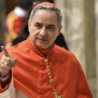 En el juicio por corrupción en El Vaticano, cardenal Beccui niega malversación y sobornos
