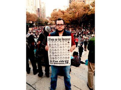 José Ramón López Beltrán publica foto donde porta cartel sobre Ayotzinapa; este fue su mensaje