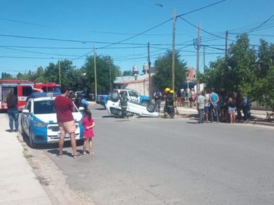 Impresionante vuelco de un auto en un barrio de Cutral Co