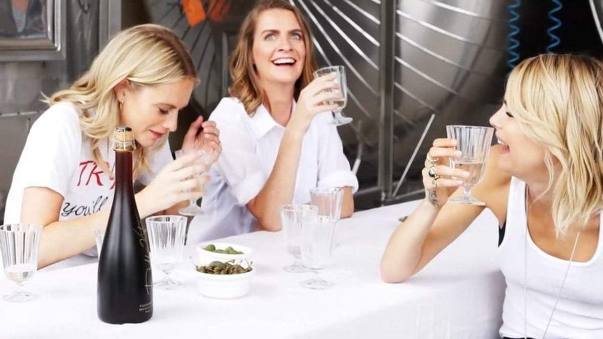 La modelo y sus hermanas prueban el vino. Fuente: (Instagram)