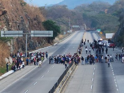 Bloquean autopista del Sol para exigir retiro de autodefensas; afectan a cientos de turistas