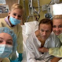 Navalny publica una foto desde el hospital y asegura que ya puede respirar sin ventilación mecánica