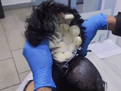 Hallan droga en la peluca de un pasajero antes de abordar su vuelo (Video)