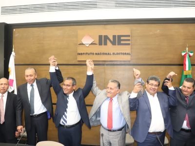 Sin la presidenta del PRI, Jiménez Merino se registra como candidato a la gubernatura de Puebla