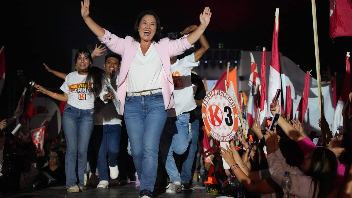 Keiko Fujimori encabeza las encuestas