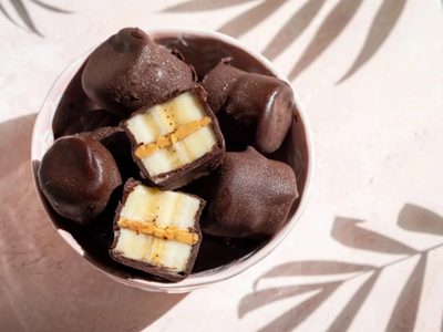 No tirés las bananas pasadas y prepará estos deliciosos bombones de banana y maní re fáciles