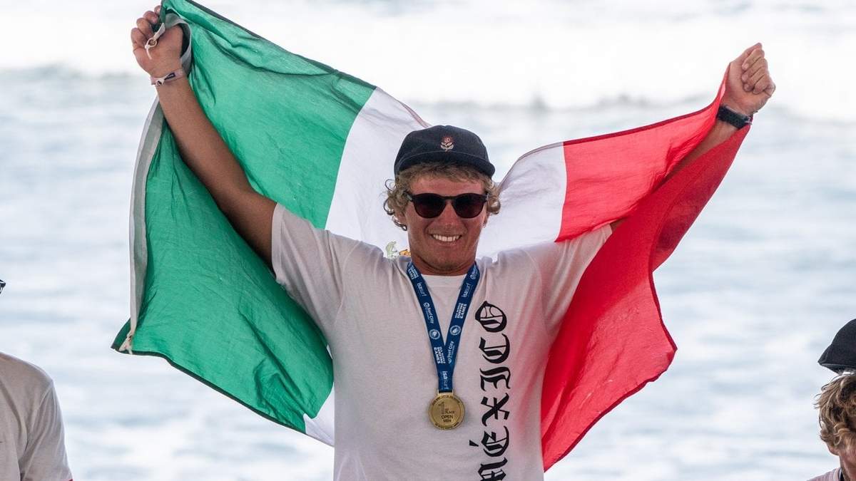 El surfista mexicano Alan Cleland