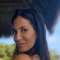 ¡La dejó sin nada! Silvina Escudero posaba en la playa cuando vino la marea y... ¡cuidado!
