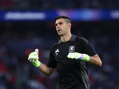 “Amamos odiarlo”: el hostil recibimiento que recibió el Dibu Martínez en Francia