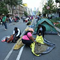 A 10 días del Mundial, la CNTE cerca el Zócalo con plantones (Video)