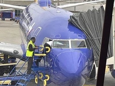 ¡Insólito! Pasajero cierra la puerta de la cabina de un avión y el piloto entra por la ventana