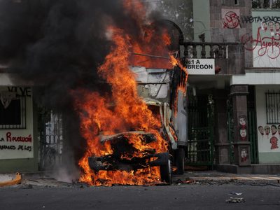 Ayotzinapa: Derriban puerta del Campo Militar 1 en CDMX e incendian camión (Video y fotogalería)