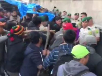 Manifestantes golpean a agentes de la policía militar frente a Palacio Nacional