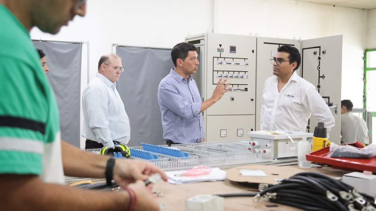 Marcos Koopmann en empresa de componentes eléctricos. Fuente: (Twitter)