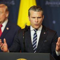 Secretario de Guerra de EU dice que líder de Irán está herido, con miedo y huyendo