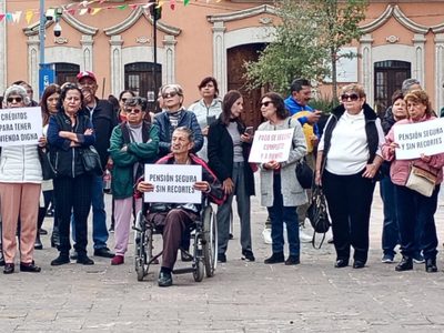 Maestros jubilados protestan en Coahuila por errores en cálculo de percepciones