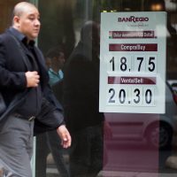 Peso no frena caída frente al dólar y cierra en 20.09 unidades