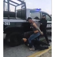 Sujeto ebrio da puñetazos en el rostro a mujer policía para evitar arresto en Cholula (Video)